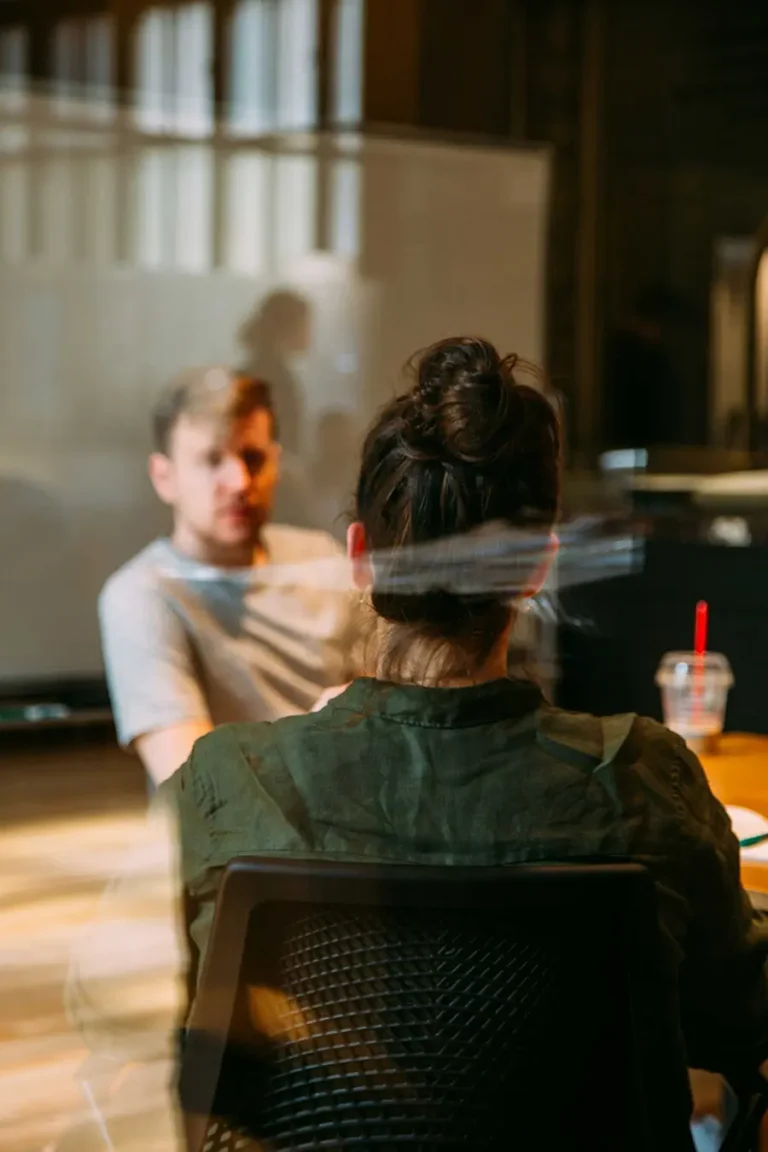 Échange entre entrepreneurs dans un espace de travail