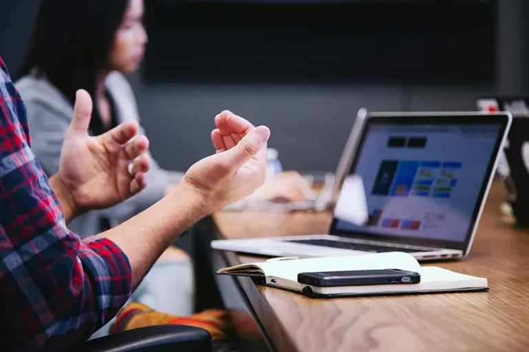 Discussion de travail entre entrepreneurs autour d’un ordinateur