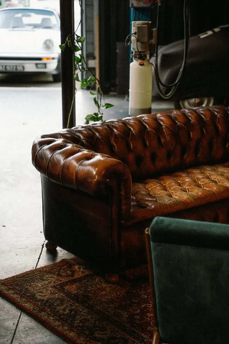 Fauteuil en cuir dans un espace de rencontre du Cluub